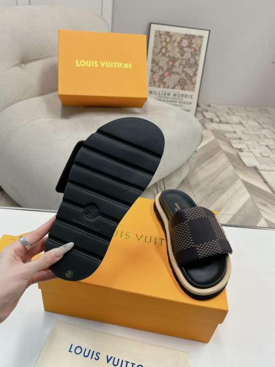 Picture of Louis Vuitton Slippers _SKULVsz35-4141-45mnf03101137